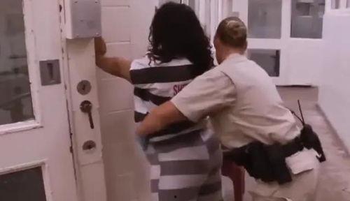 镣铐女犯视频,揭秘女犯视频背后的故事